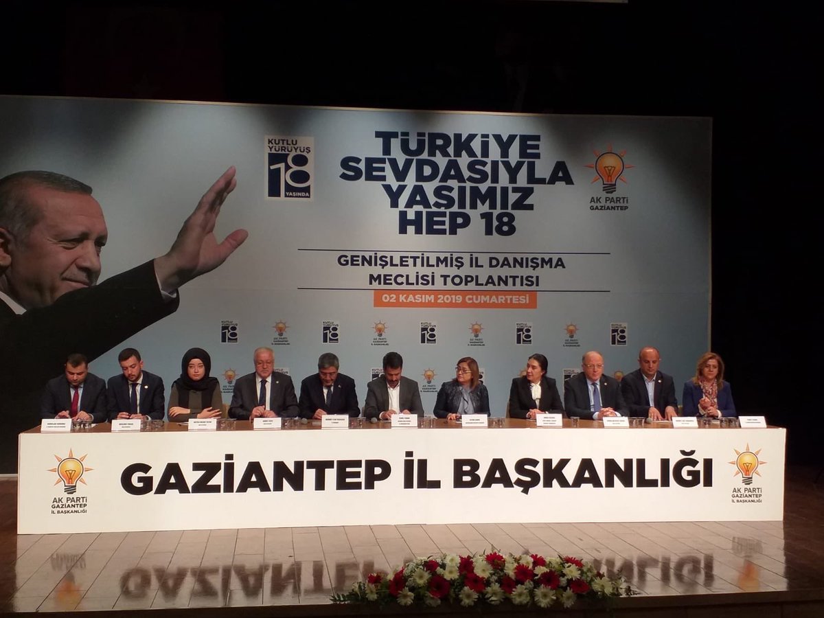 akkadinantep's tweet photo. Genişletilmiş İl Danışma Meclisimizi Milletvekillerimiz ,Belediye başkanlarımız , Kadın kolları başkanlarımız, Gençlik kolları başkanımız, İlçe başkanlarımız ve teşkilatımızla gerçekleştirdik.  
@selvacam @AKKADINGM #Yaşımızhep18 https://t.co/jvsJEGgNGW