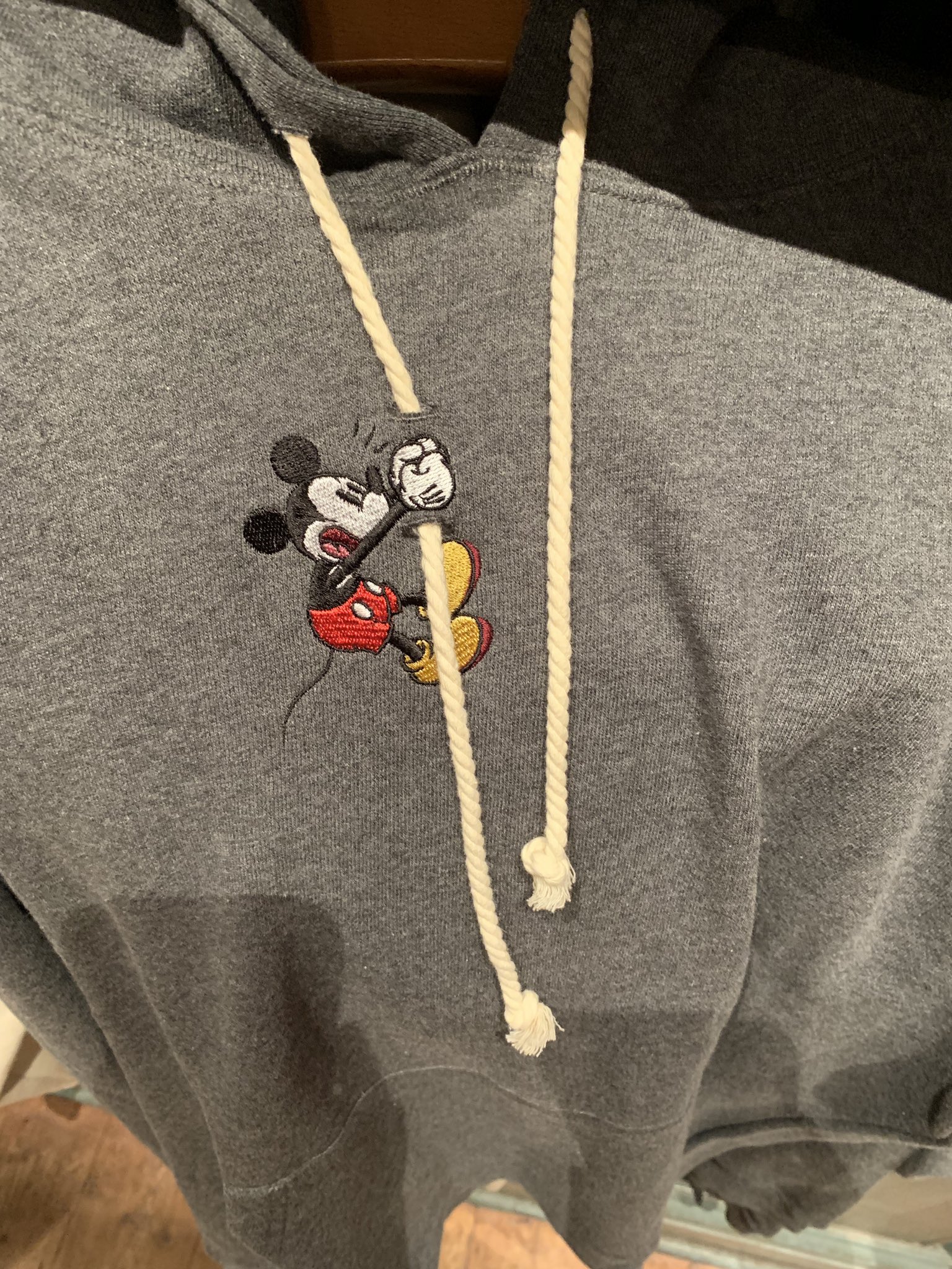 Surotaさんはコタツをそろそろ出す ディズニーパークに行ったら必ず立ち寄るのがランドはウェスタンウェア シーはスチームボートミッキー なんか特別感のあるグッズ売ってる所っていいよねえ これはスチームボートで見つけたんだけど パーカーの紐を