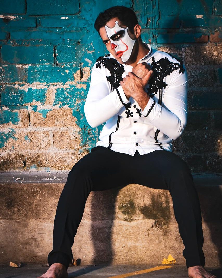 marcosfashion's tweet photo. Modelo: @jaime_luca01
Photo: @cesarcruz_photography
#halloween #halloweencostume #diademuertos #mexicanculture #chingoneshastaenlamuerte #felizsabado #colima #menswimwear #mensfashion #menstyle #mc #photography #modacolima #modamexicana #tradicion #blackandwhite https://t.co/HF5x3cUj2O
