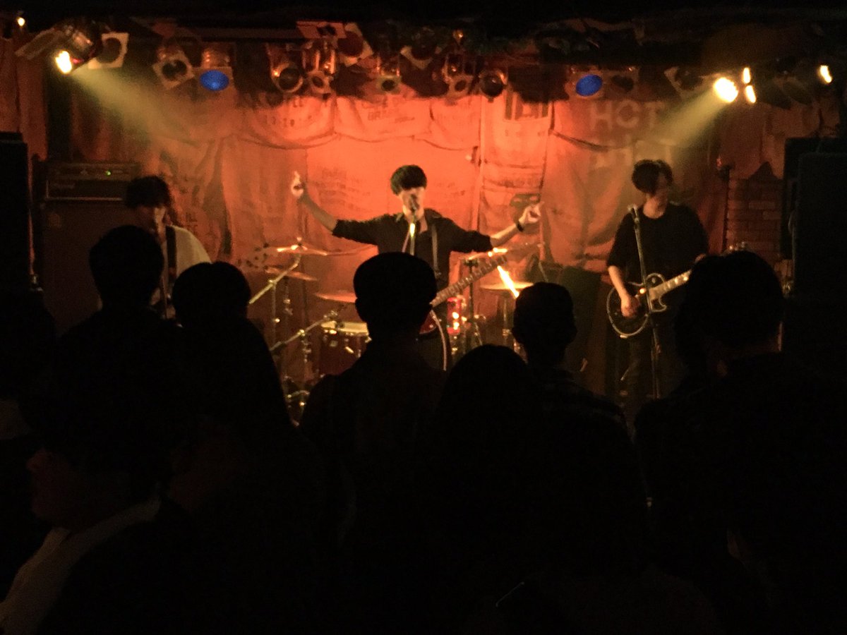 HOTSHOTofficial's tweet photo. 11/2(金)
5組目／D-skunky

今日のトリにして主役！
D-skunkyは1st Single「Mirages」を配信にてリリースしたばかりです！
勢いある彼らのロックを今日体感した人はライブの良さにも気づいてくれたハズ！
今日のパーティーが彼らにとって最高の1日になったんじゃないでしょうか？ https://t.co/Bga5dcrSG1