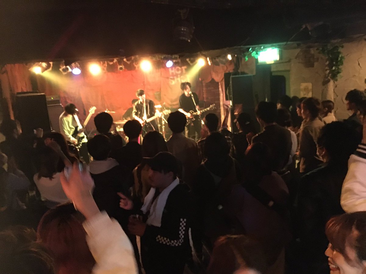 HOTSHOTofficial's tweet photo. 11/2(金)
5組目／D-skunky

今日のトリにして主役！
D-skunkyは1st Single「Mirages」を配信にてリリースしたばかりです！
勢いある彼らのロックを今日体感した人はライブの良さにも気づいてくれたハズ！
今日のパーティーが彼らにとって最高の1日になったんじゃないでしょうか？ https://t.co/Bga5dcrSG1