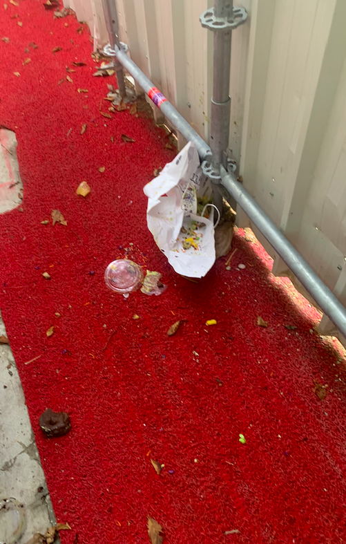 manudelorme's tweet photo. @Deliveroo_FR votre livreur ne sachant pas comment entrer dans l'immeuble jette le repas contre la porte d'entrée.
Je commande chez vous au moins 5 fois par semaine, pas de geste commercial prévu... Bravo, merci et au revoir.
#deliveroohonteux #servicecommercialzero https://t.co/d7VzZdqZ11