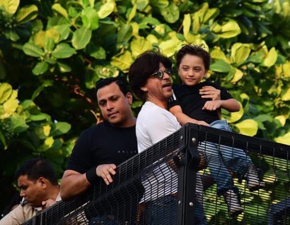 Secretmediahker's tweet photo. Shahrukh Khan With Son Abram Greet Fans At Mannat #HappyBirthdaySRK #SRK54 #Baadshah #HappyBirthdayKingKhan #ShahRukhKhanBirthday https://t.co/Vxu43ECS0C