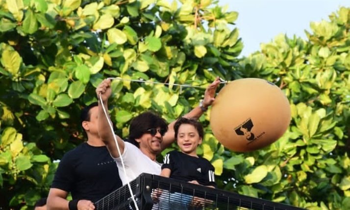 Secretmediahker's tweet photo. Shahrukh Khan With Son Abram Greet Fans At Mannat #HappyBirthdaySRK #SRK54 #Baadshah #HappyBirthdayKingKhan #ShahRukhKhanBirthday https://t.co/Vxu43ECS0C