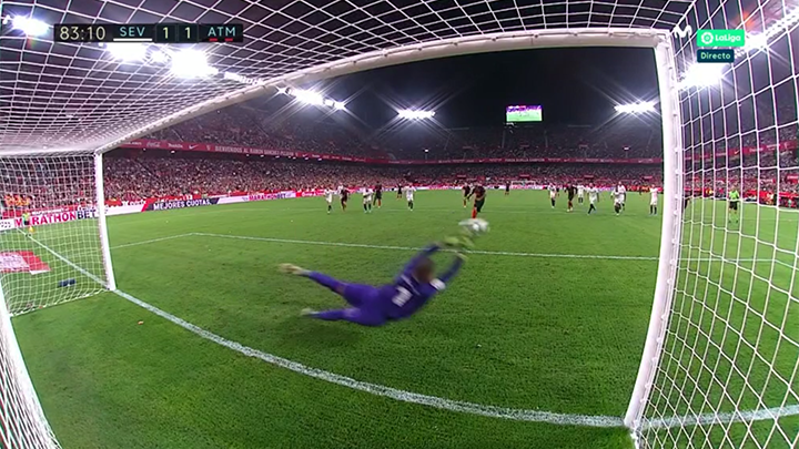 Diego Costa falló un penalti ante el Sevilla que pudo suponer el 1-2.