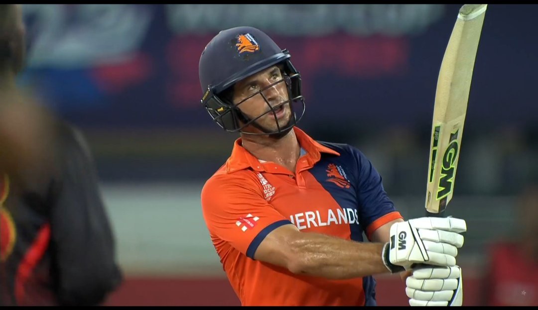 A fitting end to the tournament, 39-year-old Ryan Ten Doeschate finishes the match & tournament with a six and Netherlands won the T20 World Cup Qualifier. 

#T20WorldCupQualifier