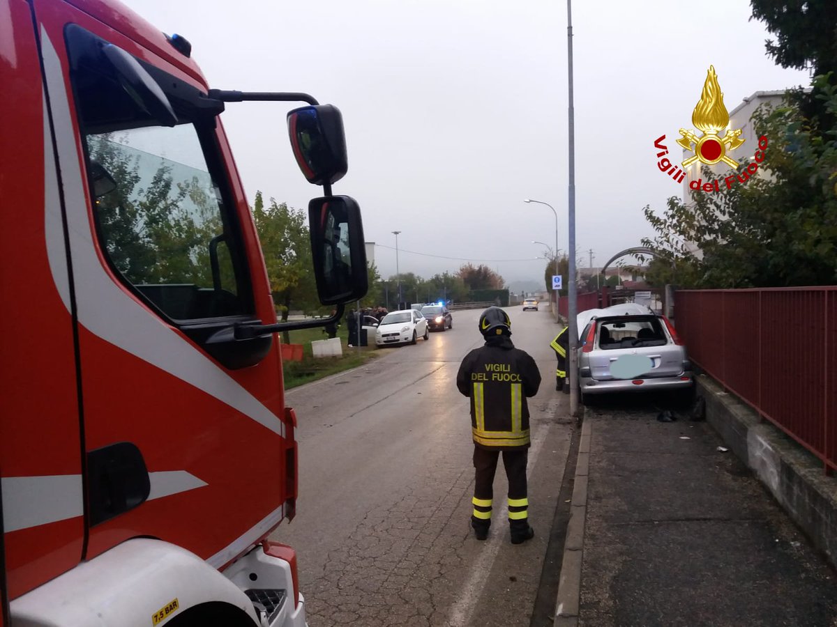 vvfveneto's tweet photo. #2novembre 16:15 #Castelgomberto(VI), perde il controllo dell'auto finendo sul marciapiedi e contro il cancelletto d'ingresso di un'azienda: ferita la donna alla guida. Soccorsi #vigilidelfuoco @SUEM_Veneto #soccorsiquotidiani #allaguidanondistrarti https://t.co/p65aqjyHJz