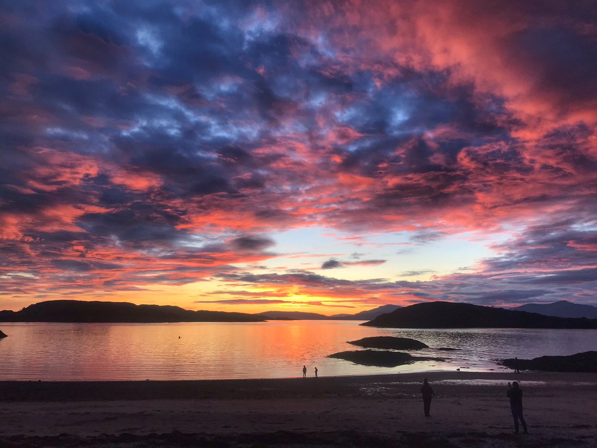 BaskingSharkSco's tweet photo. Braw sunset tonight in #Oban #argyll https://t.co/G4fewW5bxo