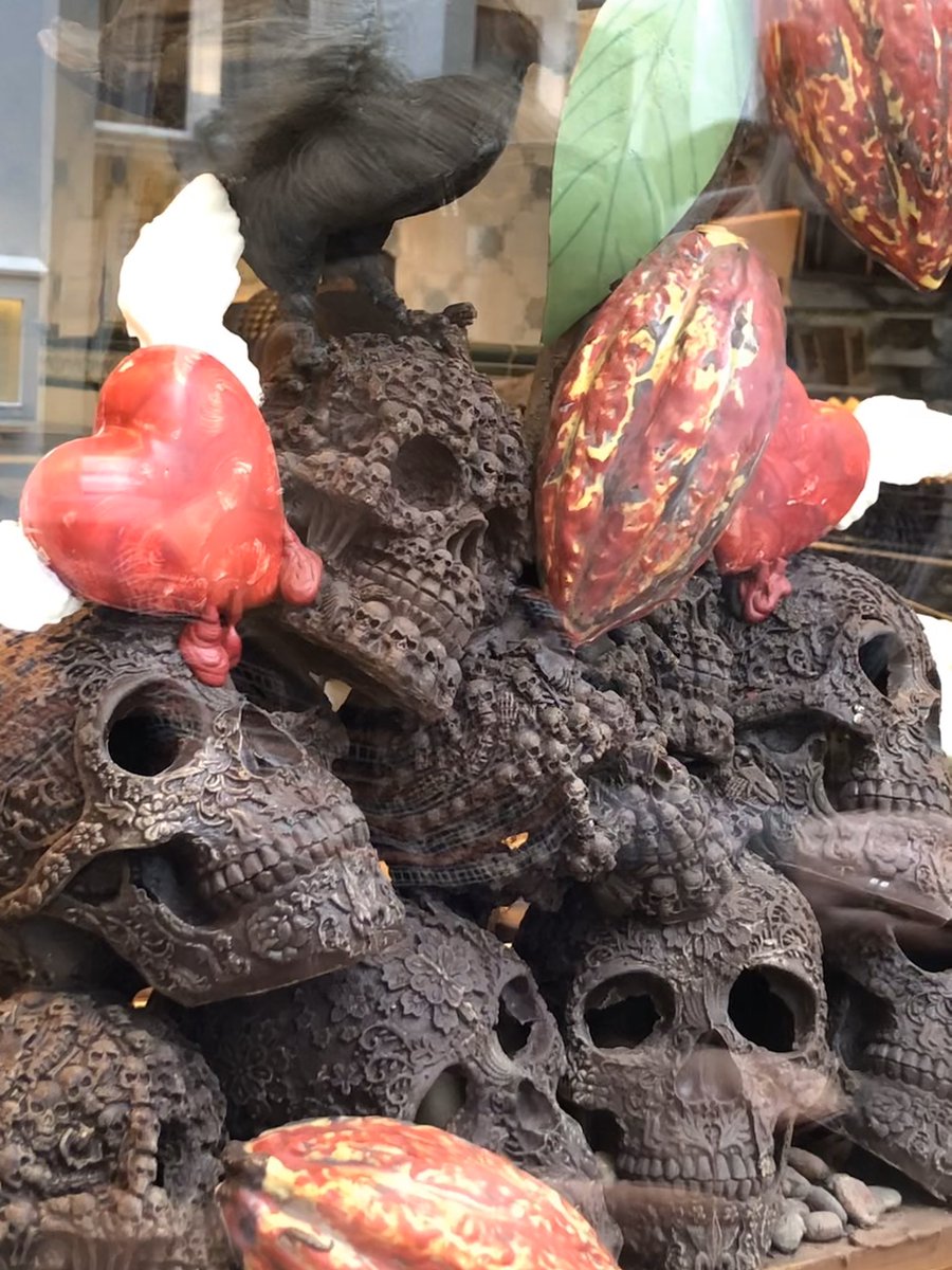 Celebración del Día de los Muertos llegando ahora hasta las tiendas de chocolate de Brujas en Bélgica?!