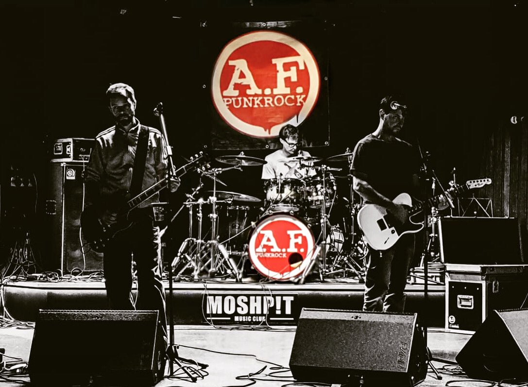 afpunkrock's tweet photo. Bald gehts ab im Moshpit. Kommt vorbei und läht cha la gah 🙊🤪🤘🤘🤘 https://t.co/1Ap7gc7jRz