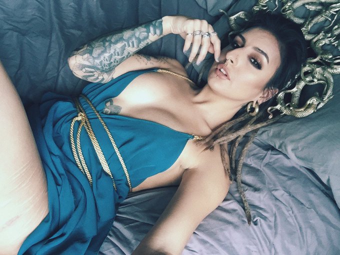 🐍 Medusa seduces herself on https://t.co/TzPwCehGKS 😏 🐍 https://t.co/21NXfhcgL2
