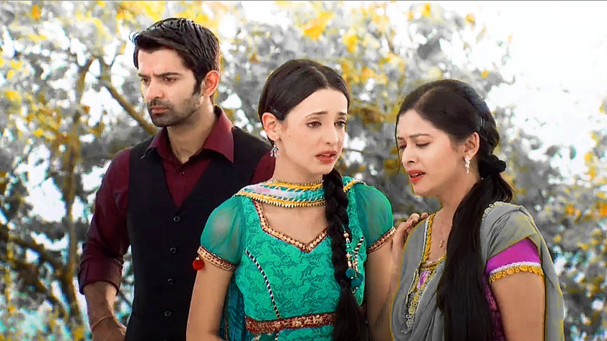 K: Jiji, humein lagta hai ke Akash ji chashma utar ke koodein hongay. Woh kya hai na unhon ne socha hoga ke oonchai na dikhe toh kam dar lagega aur koodne mein bhi asaani hogi.. Kyun Arnav ji?THIS EPISODE & THEIR SMILES >>>>  #IPKKND  #IPKKNDRewind  #SanayaIrani  #BarunSobti