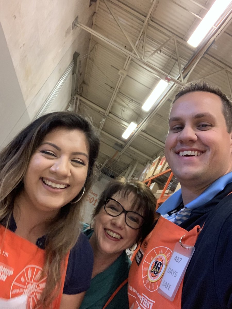 DebraThibodeau7's tweet photo. Having a BLAST with Kids workshop!   CristieReyes, Derrick Nortonand Debra Thibodeaux @derekpnorton @HeidiBorowski @KadeKasner @idrissi_mary https://t.co/udasQZi6UG