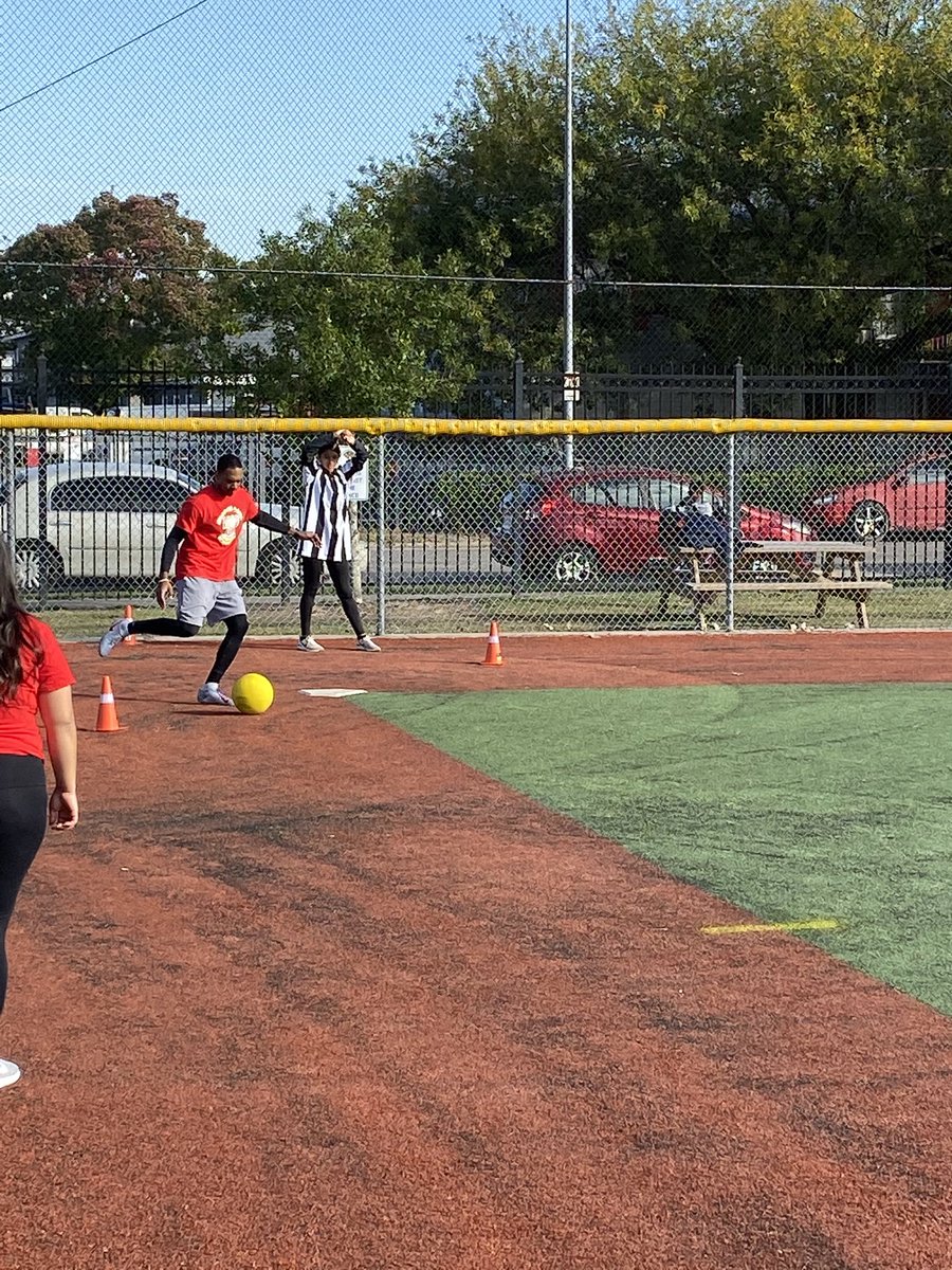 devans6434's tweet image. Sweet Coach Ron leading his team! ⁦@SBISD⁩ ⁦@SBISD_HFDept⁩ ⁦@springspirit⁩