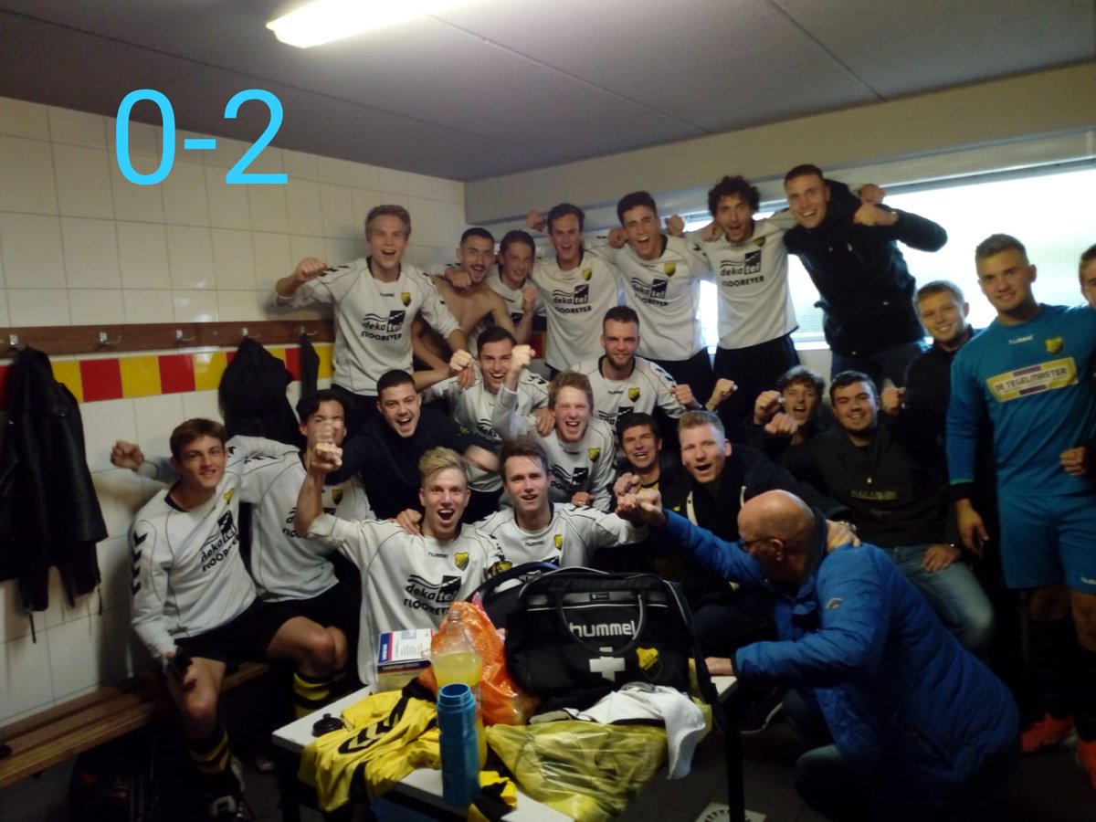 Ja hoor daar is ie dan...winst op gak. Heerlijk met zn allen vieren....iets met goed voorbeeld doet....<a href="/Goaheadkampen/">v.v. Go-Ahead Kampen</a> <a href="/VVDOSK/">DOS Kampen</a>