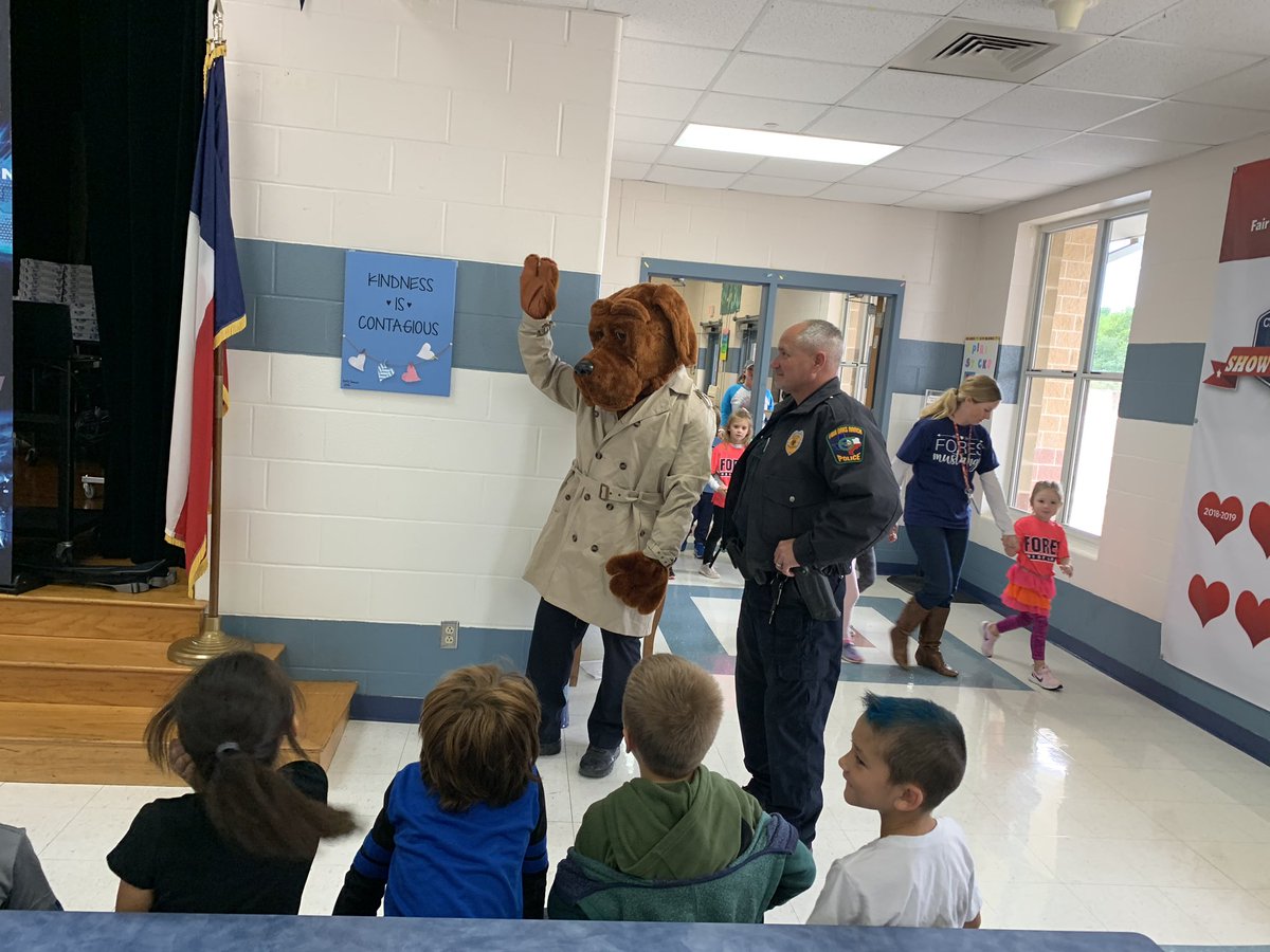 txkrista08's tweet photo. So awesome McGruff and FORPD came out to present at our school! @sharon_wotipka  the kids loved it! The K9 was a huge hit too, amazing! @FairOaksRanchES @BoerneISD #WeAreFORES #WeareBoerneISD #RedRibbonWeek2019 https://t.co/utsclQuCCf