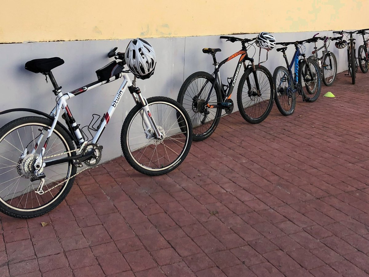 iesalpedrete's tweet photo. Actividad complementaría de la asignatura de Educación Física: Duatlón con los alumnos/as de 1º de Bachillerato del IES. Gracias a la colaboración del Club Triatlón Alpedrete disfrutaron de una clase de técnica de carrera, relevos y bicicleta por las instalaciones del centro. https://t.co/k9WPzVzoLJ