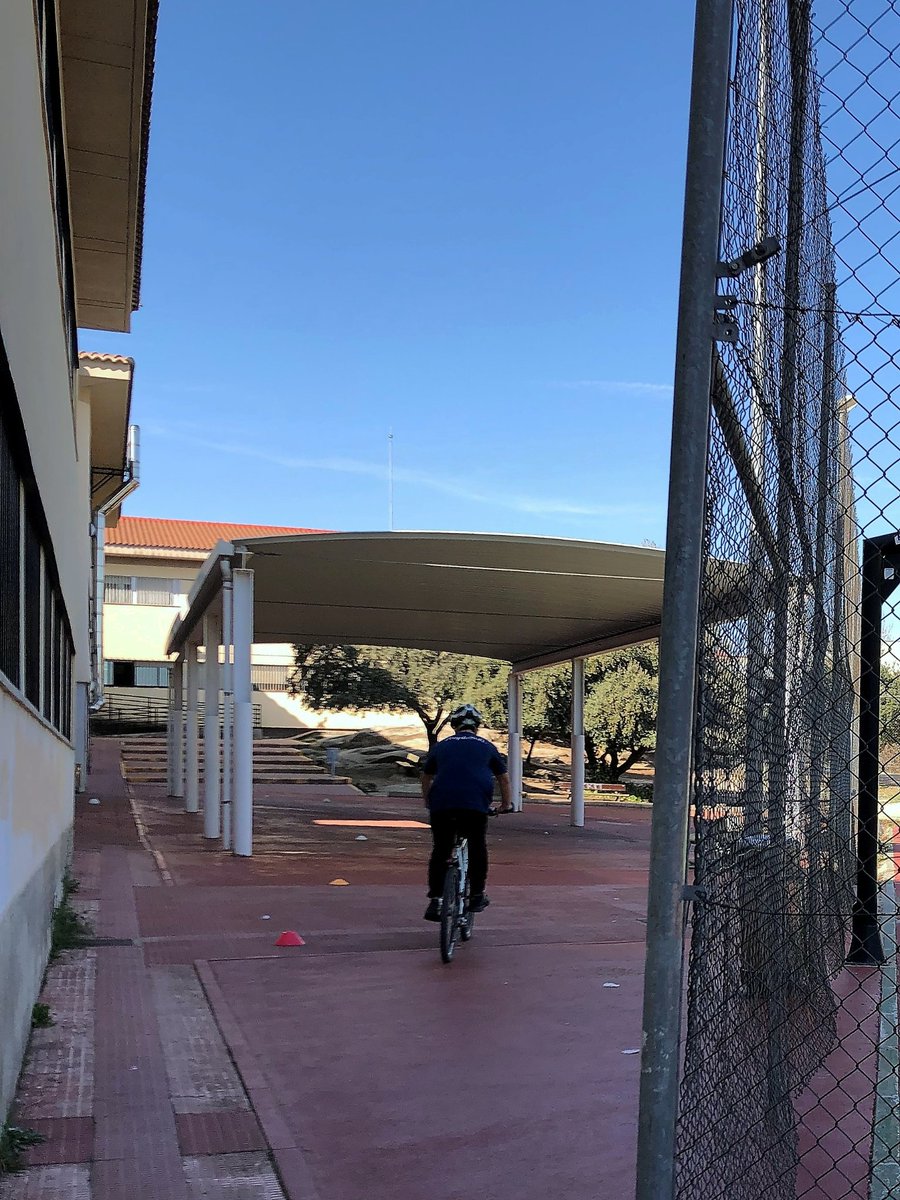 iesalpedrete's tweet photo. Actividad complementaría de la asignatura de Educación Física: Duatlón con los alumnos/as de 1º de Bachillerato del IES. Gracias a la colaboración del Club Triatlón Alpedrete disfrutaron de una clase de técnica de carrera, relevos y bicicleta por las instalaciones del centro. https://t.co/k9WPzVzoLJ