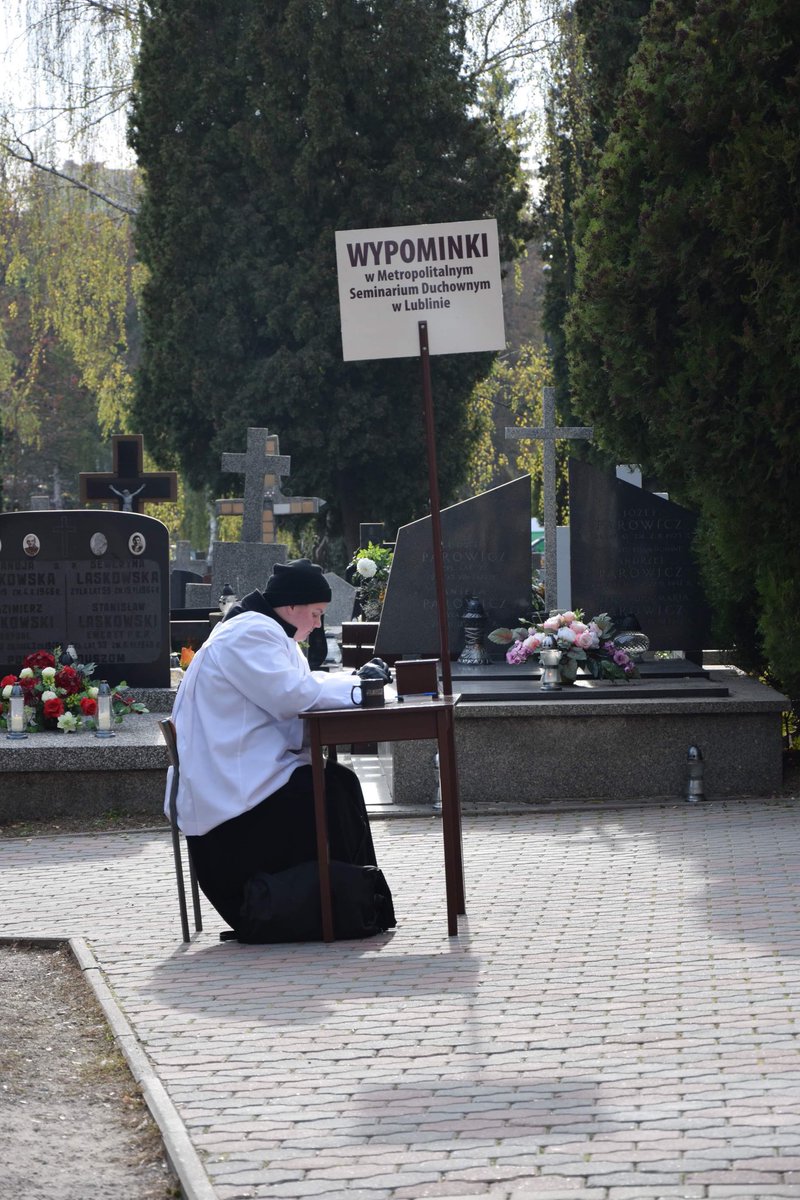 ArchLubelska's tweet photo. #Lublin #cmentarz ul. #Unicka #2listopada #DzieńZaduszny Fot. @GoskaOron https://t.co/gaU5xBEQwg