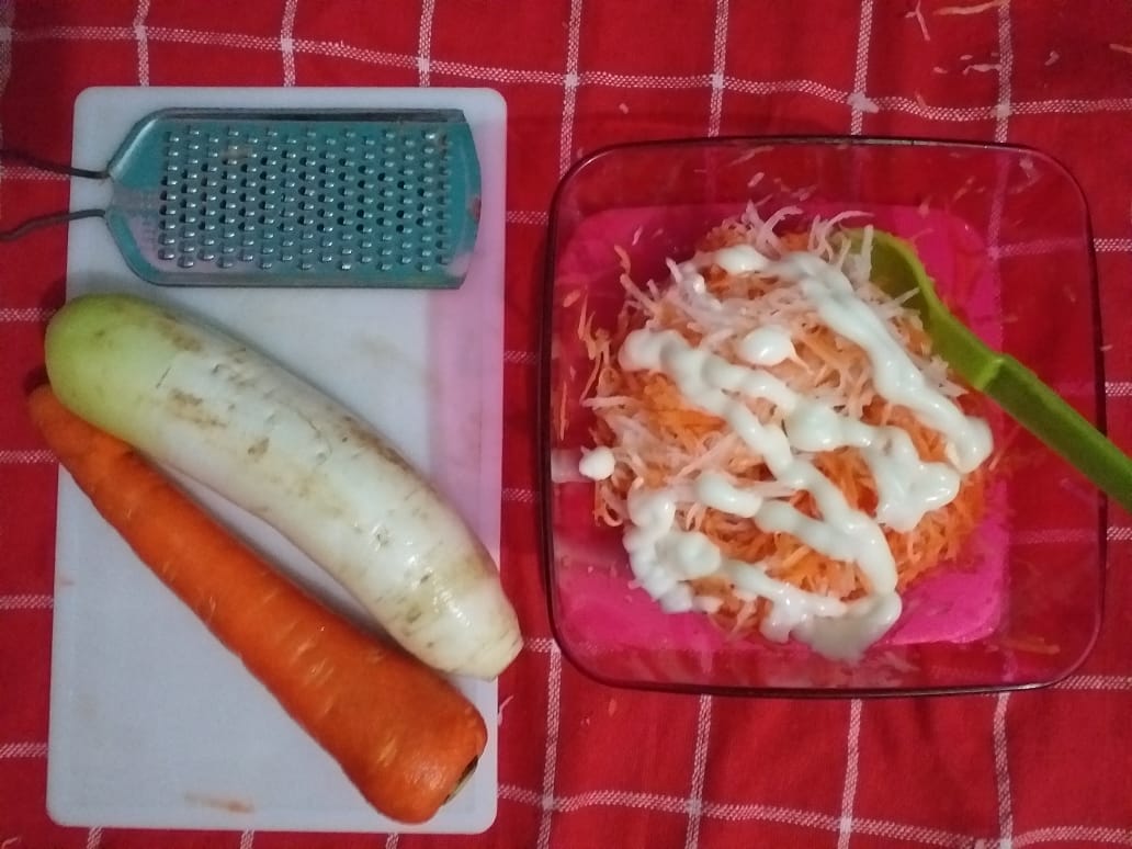 Inilah makanan sehat aku <a href="/tupperwareID/">Tupperware Indonesia</a> salad sayur wortel &amp; lobak. Aq parut dengan parutan lalu disiram mayonise. Langsung santap &amp; nikmat rasanya #kreasiparutan yuk ikutan @JIJI_INC @NYngee <a href="/nyk/">NYK</a>  <a href="/asab/">Asa Bjorg</a>