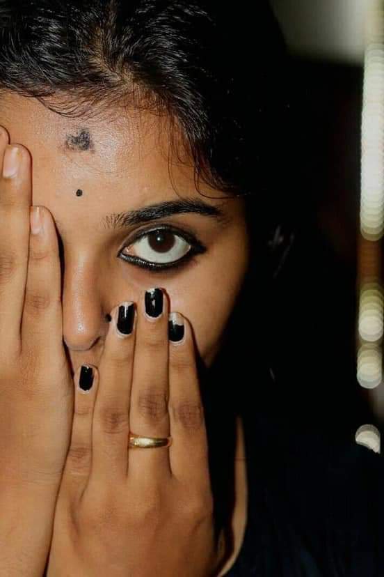 i_akaran's tweet photo. கிராமத்து அழகை தாங்கி
நகரத்தில் வாழும் தேவதை நீ..!
உதட்டுச்சாயம் பூசாத
உன் இயற்கையான உதட்டழகும்,
அந்த சின்ன நெற்றிப்பொட்டும்,
மீண்டும் மீண்டும் உனை
பார்க்க சுண்டியிழுக்கிறது என்னை..!!
இதுவரை நான் காணாத அழகி நீ மட்டுமே..!!!

#என்னவளம்மு https://t.co/5mnTHEF3hE