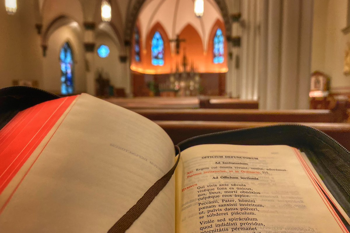 Padre_DavidE's tweet photo. #breviaryview for today. Praying the Office of the Dead before Mass. May the Souls of all the Faithful Departed, through the Mercy of God, Rest In Peace. Amen. https://t.co/1oHodlV3u7