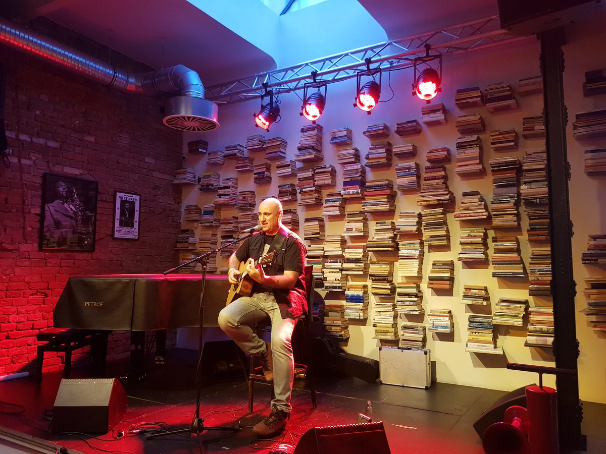 PLInst_Praha's tweet photo. Lukasz Majewski gra piesni czeskich bardów w polskich interpretacjach na rozpoczęcie koncertu #Generace89 https://t.co/M4SDHk4Q6V