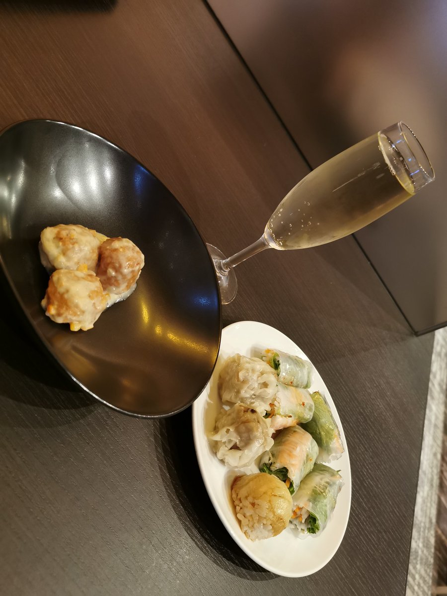 tcpninja's tweet photo. @Ann_Saari @MyVMUG My #VMUGAdventure starts with a glass of champagne at Haneda ;) https://t.co/gqeAxxfFuM