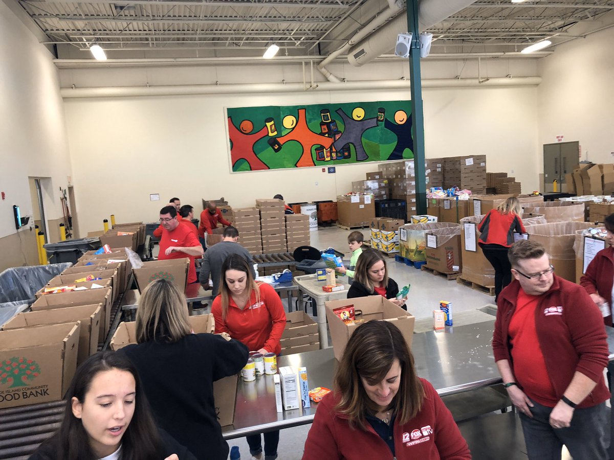 BrianYocono's tweet image. Great morning @RIFoodBank helping #ScoutingForFood with #Team12 @wpri12