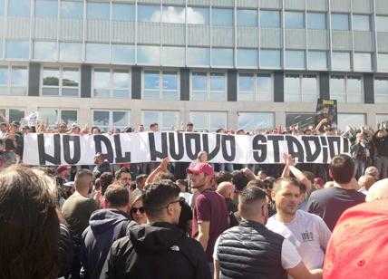 MarkSilver1965's tweet photo. Gli imbecilli di #Casabau #mariones #Fascisti  hanno tentato di far perdere la @OfficialASRoma 0-3 a tavolino.Bravo #Rocchi e #Dzeko #RomaNapoli 
Foto di una delle loro "imprese" https://t.co/L1525v2yMa