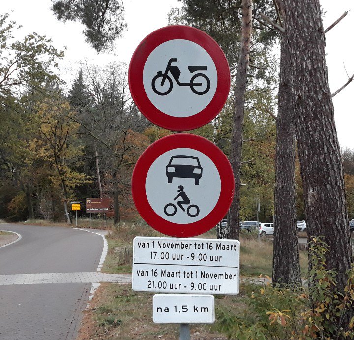 Let op; de toeristenweg (weg tussen Nijverdal en Holten) is nu weer vanaf 17.00 uur gesloten. Dit om rust in het gebied te waarborgen en verkeersslachtoffers te voorkomen. #SallandseHeuvelrug