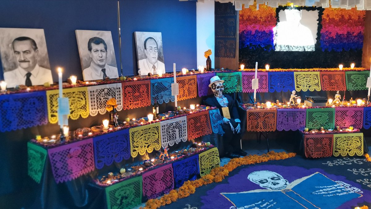 SOGEM_Oficial's tweet photo. Vivimos una noche llena de tradición y recuerdos en La Casa del Escritor SOGEM @LaCasaDEscritor, en donde se rindió homenaje a los escritores que llenaron de prestigio a la SOGEM y dejaron huella dentro del público con sus creaciones. https://t.co/p8xnamU7Ow