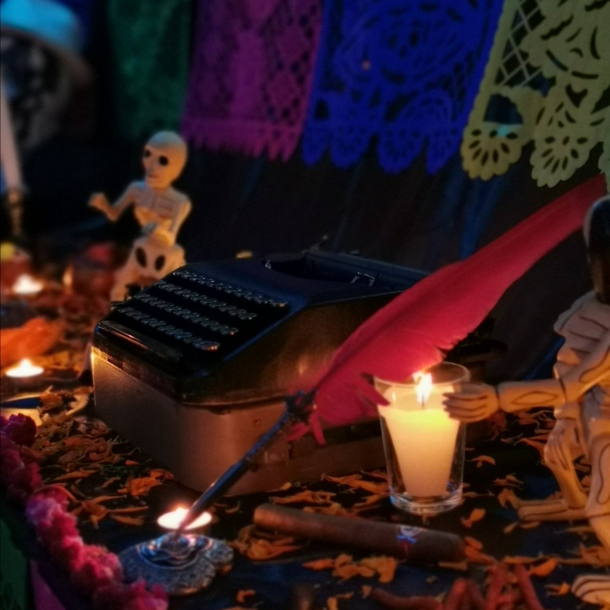 SOGEM_Oficial's tweet photo. Vivimos una noche llena de tradición y recuerdos en La Casa del Escritor SOGEM @LaCasaDEscritor, en donde se rindió homenaje a los escritores que llenaron de prestigio a la SOGEM y dejaron huella dentro del público con sus creaciones. https://t.co/p8xnamU7Ow
