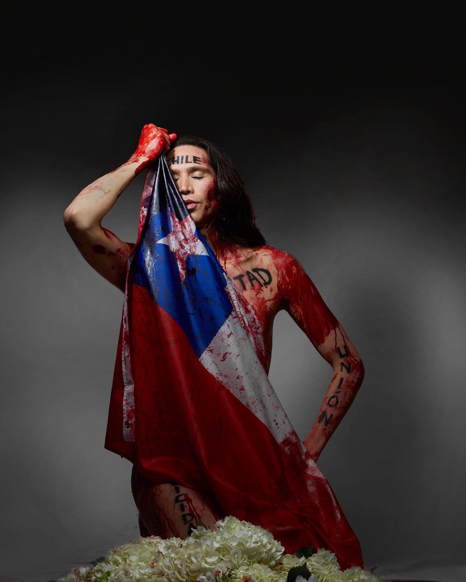 radiocooperador's tweet photo. Dimondo se saca foto con un mensaje para el pueblo Chileno: "Chile siento tu dolor, lo siento muy adentro, muy profundo ay que rico!!" fue lo que dijo el excéntrico modelo. https://t.co/uBTCuKItB0