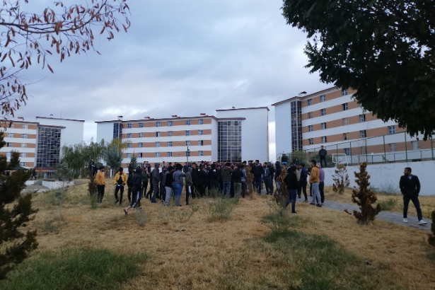 solhaberportali's tweet photo. Van Yüzüncü Yıl Üniversitesi'nde KYK yurdu protestosu

https://t.co/28XKYcAzMc https://t.co/y1gSGCrRBJ