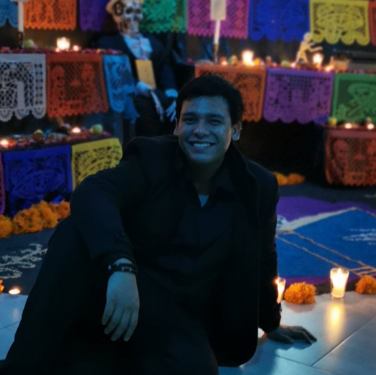 SOGEM_Oficial's tweet photo. Felicitamos a @carlosmarteli por la coordinación y el desarrollo de la Ofrenda en Homenaje a Escritores "Entre Historias y Escritores" de @LaCasaDEscritor, quien colaboró con las alumnas de @Itaca_ESN y @ger_otero, parte del equipo creativo de @eMarteliDigital. https://t.co/lDQE1bqUQt
