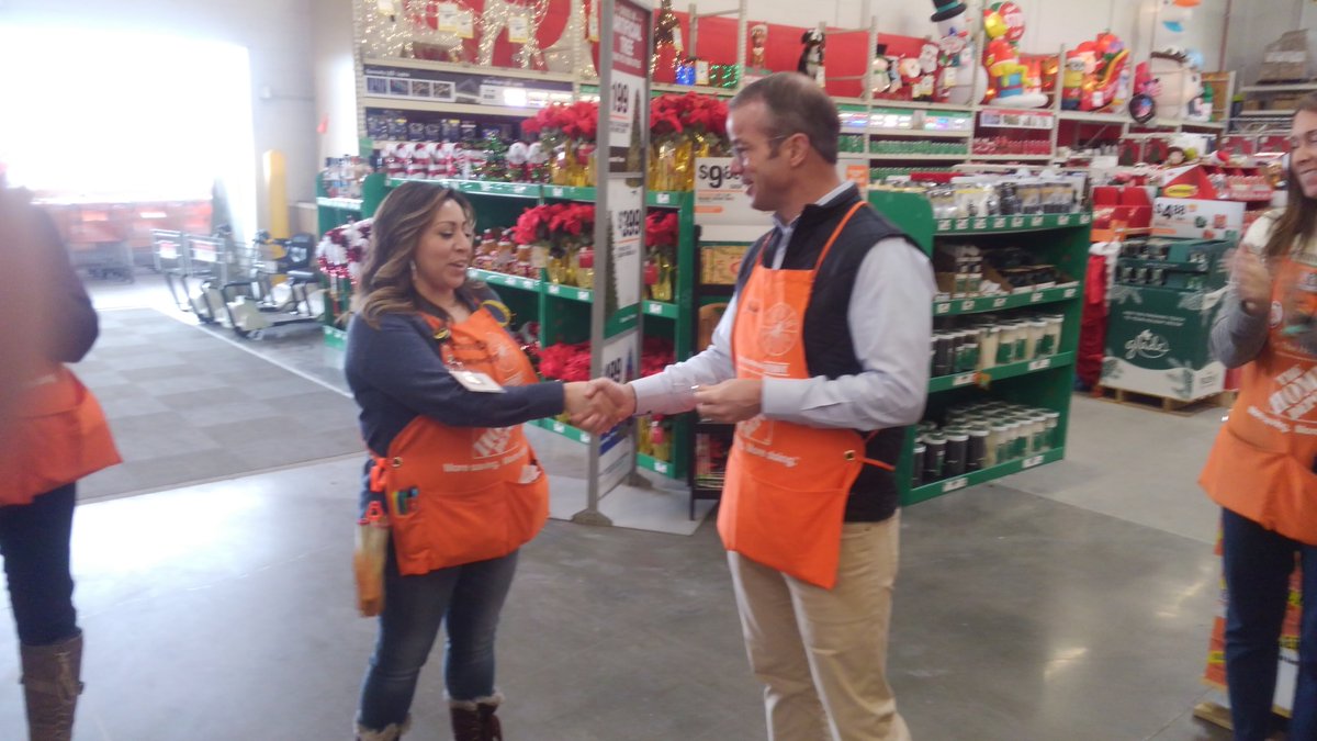 3105Masm's tweet photo. The best Service Desk Lead in the PacNW (I might be a little biased), Amanda, receiving an RVP coin from Shawn. What a great honor! She definitely earned it. Our ASDS also receiving an award for lowest quick quits in the first half! Proud to be part of the 3105 team. https://t.co/XGWto1sFgL