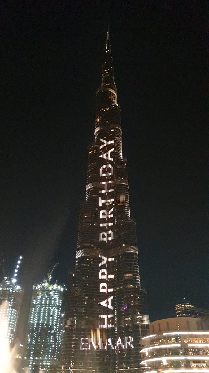 SRKUniverse's tweet photo. SRK has become the FIRST EVER PERSON to FEATURE on the Burj Khalifa! First in the whole wide world.

First pics:

(@saaniisweet) https://t.co/CznXKp9bdi