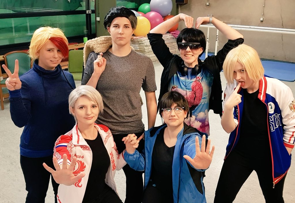 Mit einem dezimierten Gruppenbild möchten wir heute offiziell unser nächstes Stück ankündigen. 
In 2020 bringen wir für euch 
Yuuri off Ice - It's a K-Pop Drama?!
auf die Bühne.
Wir hoffen, ihr werdet genau so viel Spaß daran haben, wie wir ♥️❄♥️