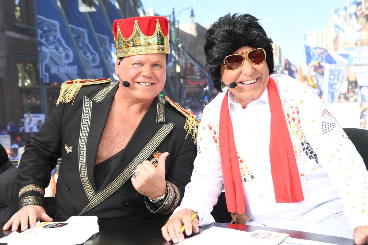 CollegeGameDay's tweet photo. From one king to another ... THANK YOU, MEMPHIS! 👑 https://t.co/3S60wYEkOJ