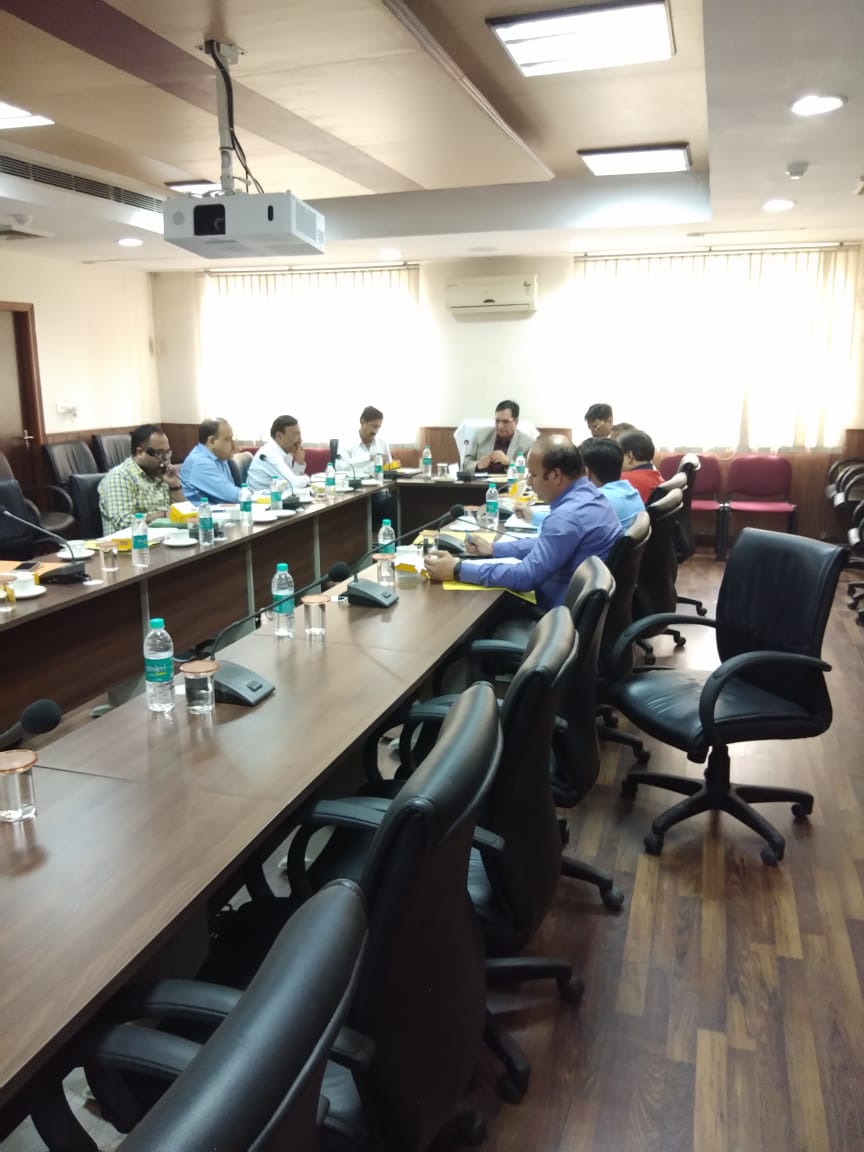 पश्चिमांचल के अंतर्गत नोयडा क्षेत्र के अंतर्गत समस्त अधिकारियों की तकनीकी बिंदुओं पर समीक्षा बैठक आहूत कर उपस्थित अधिकारियों को आवश्यक निर्देश दिए।