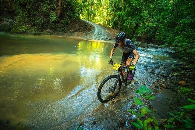Que buena esta foto 📸 de @josuefphoto ☝️🙌 @laruta_conquistadores Etapa 1 #larutadelosconquistadores #laruta2019 #ridecannondale #ridelefty #rirideenve #hyperthreads #rotorbike #gearrush #cararanationalpark #somanyrivers ift.tt/2Nxg8YJ