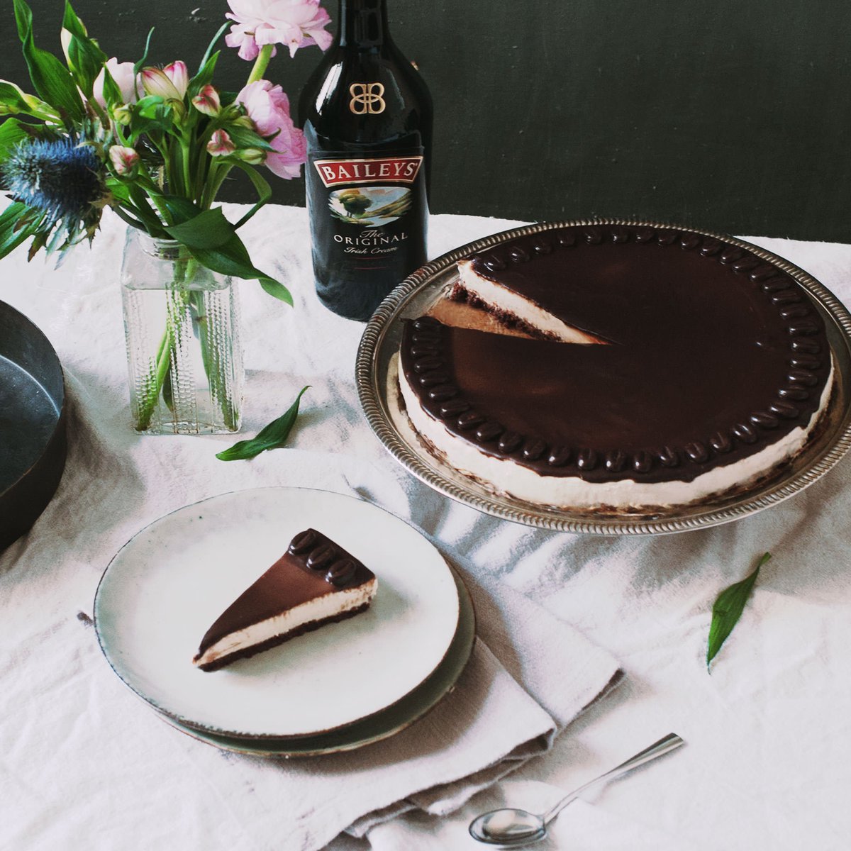 No-bake coffee cheesecake 
 
#Baileys #BrownSugar #ChocolateCookies #CoffeeCheesecake #Cream #CreamCheese #DarkChocolate #LatteMacchiato #NobakeCoffeeCheesecake #Yogurt
 
diningandcooking.com/66485/no-bake-…
 
.