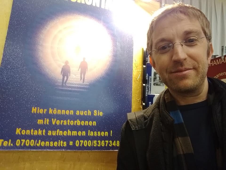 Florian Aigner Auf Der Esoterik Messe Bin Nicht Sicher Ist Das Noch Lustig Oder Schon Geschmacklos