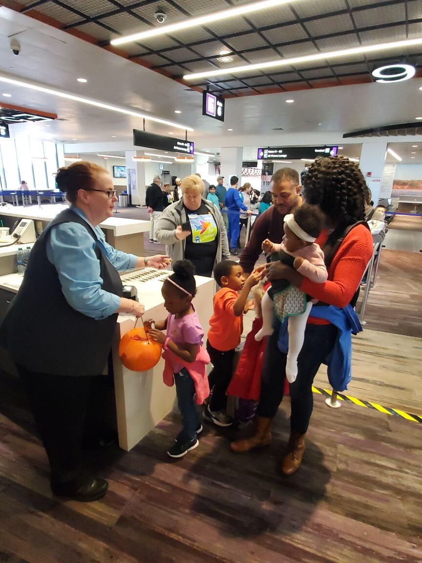 United Boston participating in our airport community’s Wings for Autism event <a href="/weareunited/">We Are United</a>   #beingunited #WinningtheLines <a href="/ChrisPainter21/">Chris Painter</a>