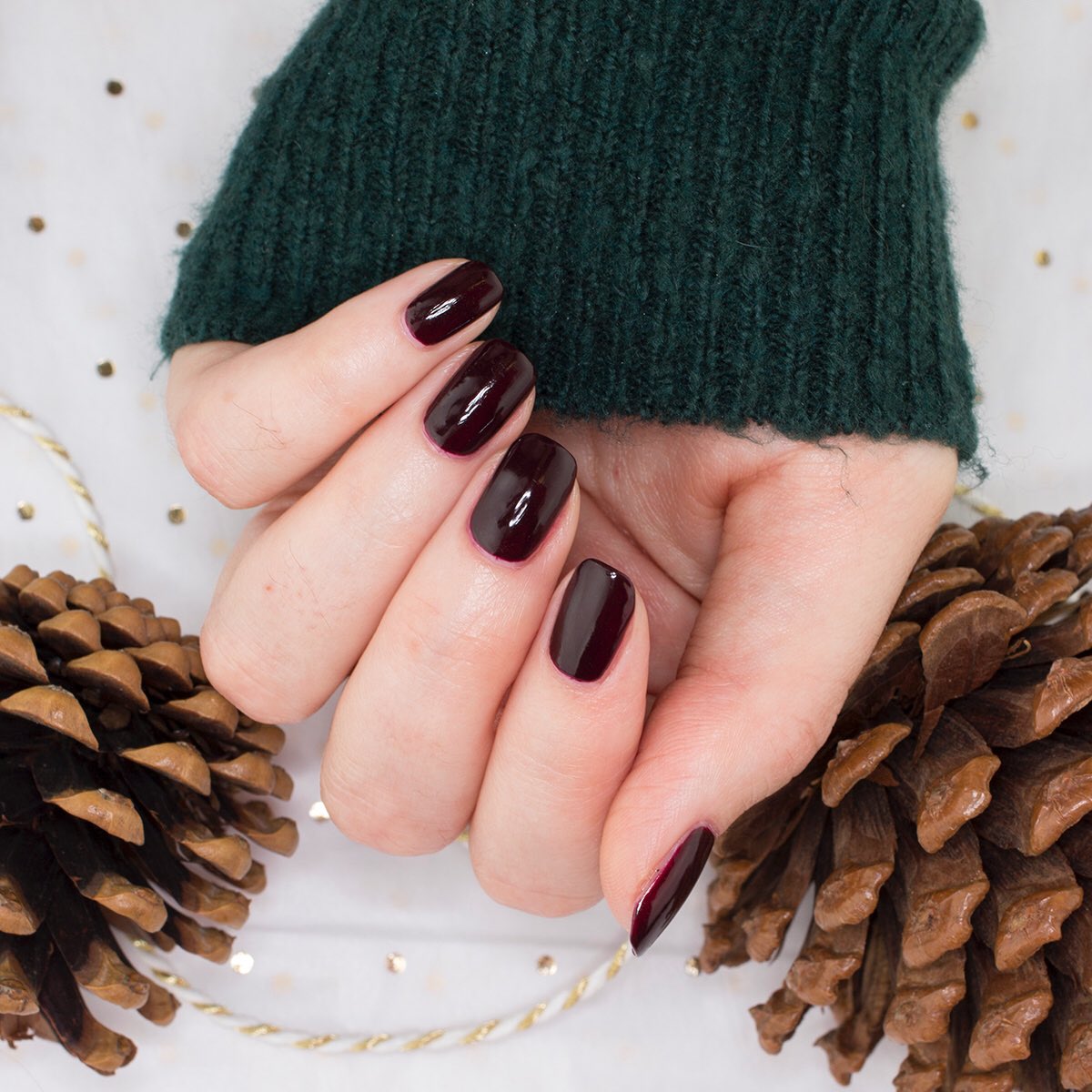 Gimme all the vampy colors 🖤 I'm wearing <a href="/essie/">essie</a> Model Clicks Gel Couture today