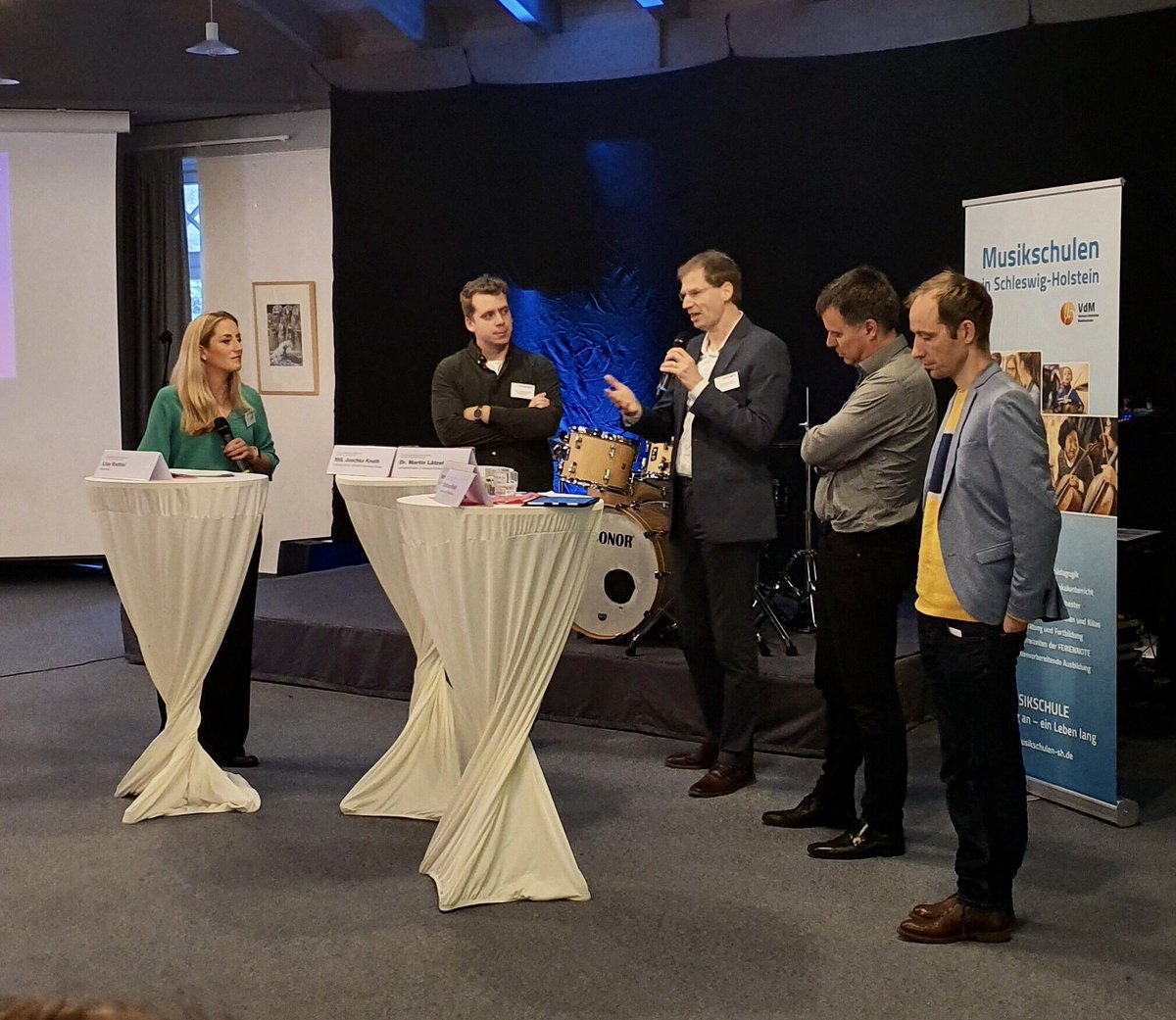Schleswig-Holsteinische Landesbibliothek (@shlb_kiel) on Twitter photo Welche Chancen bietet die #DigitaleTransformation für die @MusikschulenSH ? Podium mit <a href="/haschro/">Hartmut Schröder</a> und @JoschkaKnuth und <a href="/MartinLaetzel/">Martin Lätzel</a> Welche Chancen bietet die #DigitaleTransformation für die @MusikschulenSH ? Podium mit <a href="/haschro/">Hartmut Schröder</a> und @JoschkaKnuth und <a href="/MartinLaetzel/">Martin Lätzel</a>