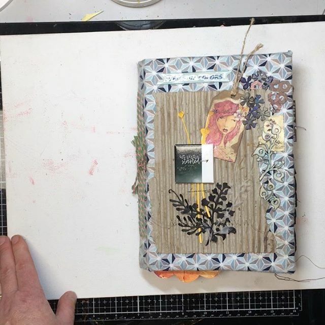 I’ve joined the Dutch #letsketchstarted group hosted by @ikmetliefde . The goal is to work in an artjournal during a year and to present it at the end at the #paperpassion in Tilburg . We can chose our theme and our journal. I decided to make a junk journal myself and to ill…