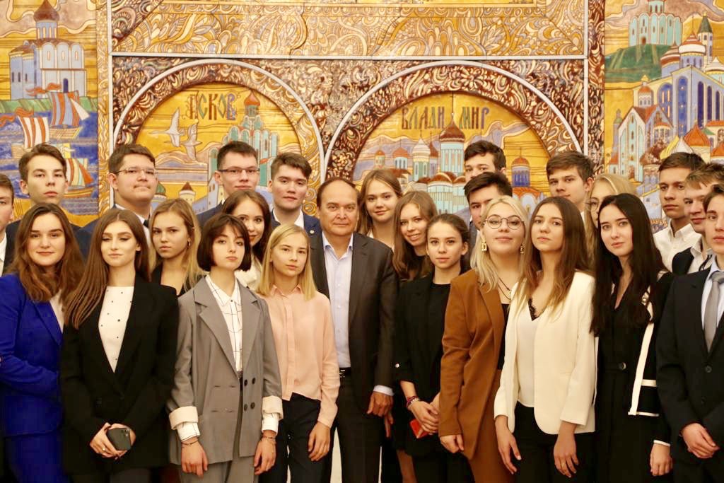 RussiaInUSA's tweet photo. Сегодня Посольство посетили участники международной школы молодежной дипломатии. Будущие абитуриенты @mgimo, мечтающие работать в @mid_rf, побеседовали с Послом А.И.Антоновым. Обсуждались 🇷🇺🇺🇸отношения. Ребята продемонстрировали живой интерес и хорошее знание предмета. https://t.co/M8haDbyRjT