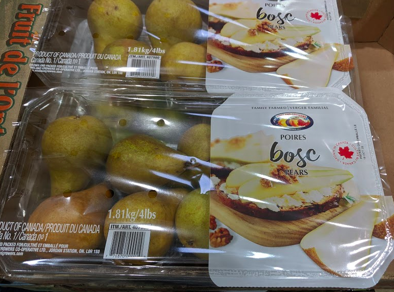 Pining for pears? @VinelandGrowers using top-sealed trays to show off both #Boscpears and #Bartlettpears @costcocanada @growernews @OntTenderFruit #lovelocal